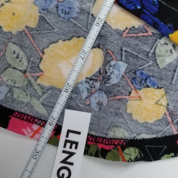 ✅Lularoe XS Roses Irma Tunic Tee - P - Picture 6 of 7